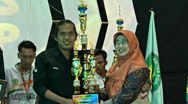 Ketua Umum UKM Sanggar Lentera periode 2025–2026, Fathur Rahman, saat menerima penghargaan (Za - garudajatim.com)