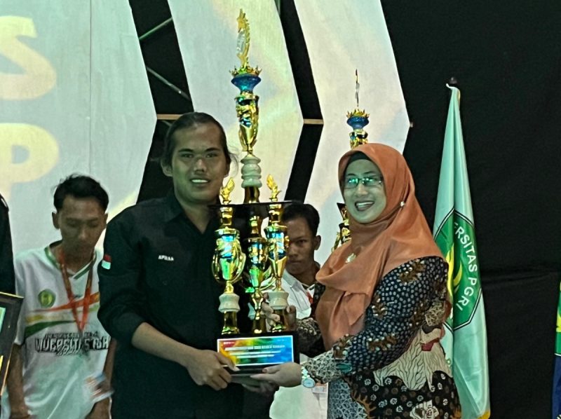 Ketua Umum UKM Sanggar Lentera periode 2025–2026, Fathur Rahman, saat menerima penghargaan (Za - garudajatim.com)