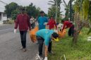 DLH Sumenep saat bersih-bersih dan tanam pohon dalam rangka memperingati Hari Peduli Sampah Nasional (Za - garudajatim.com)