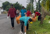 DLH Sumenep saat bersih-bersih dan tanam pohon dalam rangka memperingati Hari Peduli Sampah Nasional (Za - garudajatim.com)