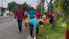 DLH Sumenep saat bersih-bersih dan tanam pohon dalam rangka memperingati Hari Peduli Sampah Nasional (Za - garudajatim.com)