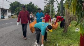 DLH Sumenep saat bersih-bersih dan tanam pohon dalam rangka memperingati Hari Peduli Sampah Nasional (Za - garudajatim.com)