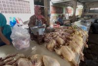 Penjual daging ayam potong di Pasar Anom Baru Sumenep (Za - garudajatim.com)