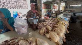 Penjual daging ayam potong di Pasar Anom Baru Sumenep (Za - garudajatim.com)