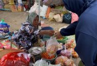 Penjual cabai rawit di pasar anom Sumenep saat melakukan transaksi jual beli (Za - garudajatim.com)