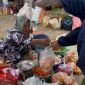 Penjual cabai rawit di pasar anom Sumenep saat melakukan transaksi jual beli (Za - garudajatim.com)