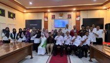 Dinsos Sumenep saat melaksanakan Desk
Kabupaten Layak Anak (Za - garudajatim.com)