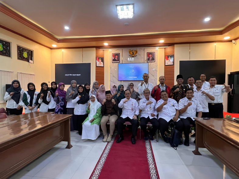 Dinsos Sumenep saat melaksanakan Desk
Kabupaten Layak Anak (Za - garudajatim.com)