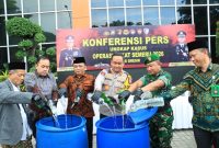 Kapolres Gresik, AKBP Ramadhan Nasution, saat musnahkan barang bukti hasil Operasi Pekat Semeru (Istimewa - garudajatim.com)