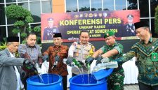 Kapolres Gresik, AKBP Ramadhan Nasution, saat musnahkan barang bukti hasil Operasi Pekat Semeru (Istimewa - garudajatim.com)