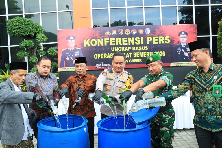 Kapolres Gresik, AKBP Ramadhan Nasution, saat musnahkan barang bukti hasil Operasi Pekat Semeru (Istimewa - garudajatim.com)