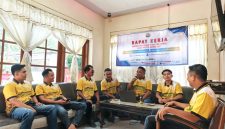 Ikatan Wartawan Online Daerah Sumenep saat rapat kerja (Za - garudajatim.com)