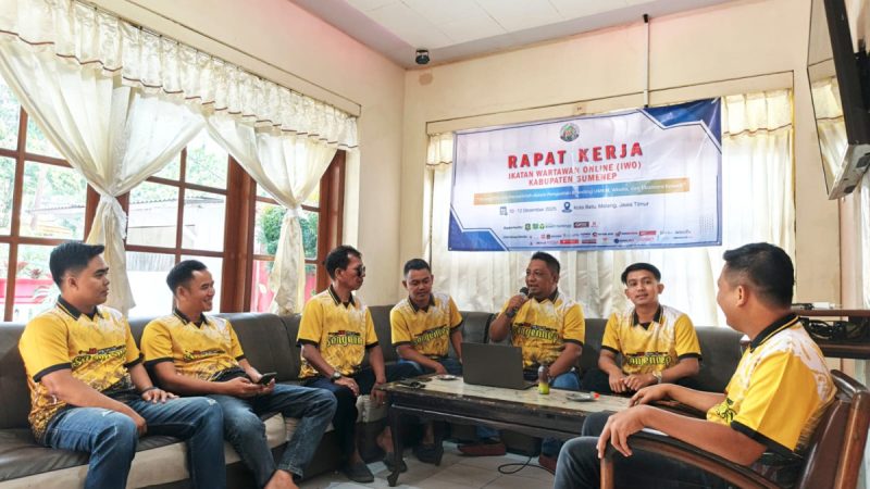 Ikatan Wartawan Online Daerah Sumenep saat rapat kerja (Za - garudajatim.com)