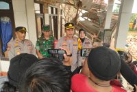 Kapolres Sumenep, AKBP Anang Hardiyanto, saat kunjungan terhadap rumah roboh diduga akibat ledakan mercon (Za - garudajatim.com)