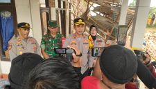 Kapolres Sumenep, AKBP Anang Hardiyanto, saat kunjungan terhadap rumah roboh diduga akibat ledakan mercon (Za - garudajatim.com)