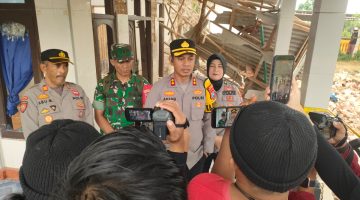 Kapolres Sumenep, AKBP Anang Hardiyanto, saat kunjungan terhadap rumah roboh diduga akibat ledakan mercon (Za - garudajatim.com)
