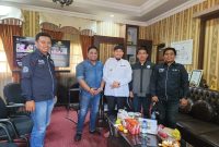 Bupati Sumenep, Ahmad Fauzi Wongsojudo (tengah baju putih berbelangkon) saat menerima kunjungan dari Ikatan Wartawan Online (Za - garudajatim.com)