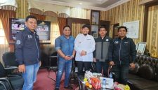 Bupati Sumenep, Ahmad Fauzi Wongsojudo (tengah baju putih berbelangkon) saat menerima kunjungan dari Ikatan Wartawan Online (Za - garudajatim.com)