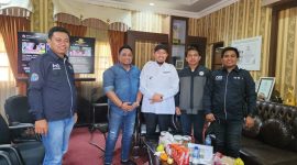 Bupati Sumenep, Ahmad Fauzi Wongsojudo (tengah baju putih berbelangkon) saat menerima kunjungan dari Ikatan Wartawan Online (Za - garudajatim.com)