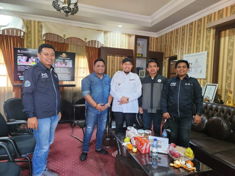 Bupati Sumenep, Ahmad Fauzi Wongsojudo (tengah baju putih berbelangkon) saat menerima kunjungan dari Ikatan Wartawan Online (Za - garudajatim.com)