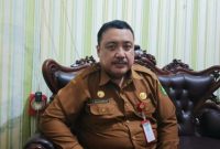 Plt. Kepala Dinas Perumahan Rakyat, Kawasan Permukiman, dan Perhubungan (Disperkimhub) Sumenep, Achmad Dzulkarnain, saat diwawancarai di ruangannya (Za - garudajatim.com)