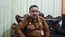 Plt. Kepala Dinas Perumahan Rakyat, Kawasan Permukiman, dan Perhubungan (Disperkimhub) Sumenep, Achmad Dzulkarnain, saat diwawancarai di ruangannya (Za - garudajatim.com)