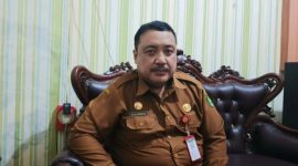 Plt. Kepala Dinas Perumahan Rakyat, Kawasan Permukiman, dan Perhubungan (Disperkimhub) Sumenep, Achmad Dzulkarnain, saat diwawancarai di ruangannya (Za - garudajatim.com)