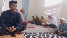 LBH Achmad Madani Putra dan Rekan-Rekan saat menggelar kegiatan khotmil Quran, doa bersama, serta buka puasa bersama (Za - garudajatim.com)
