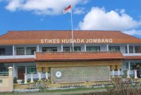 Foto STIKES Husada Jombang, tanpak depan di siang hari (Za - garudajatim.com)