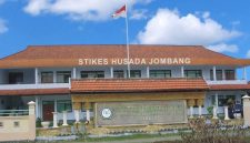 Foto STIKES Husada Jombang, tanpak depan di siang hari (Za - garudajatim.com)