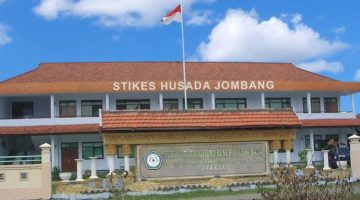 Foto STIKES Husada Jombang, tanpak depan di siang hari (Za - garudajatim.com)