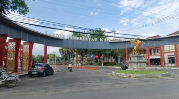 Halaman gedung Pemerintah Kabupaten Sumenep saat siang hari (Za - garudajatim.com)