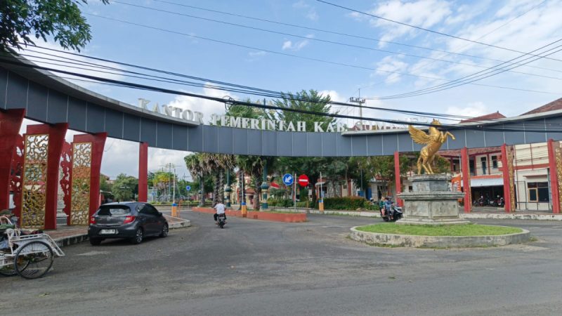 Halaman gedung Pemerintah Kabupaten Sumenep saat siang hari (Za - garudajatim.com)