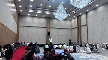 Keluarga besar Abd Aziz Salim Syabibi, saat buka puasa bersama di Ballroom Hotel Myze (Za - garudajatim.com)