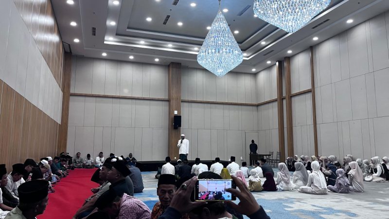 Keluarga besar Abd Aziz Salim Syabibi, saat buka puasa bersama di Ballroom Hotel Myze (Za - garudajatim.com)