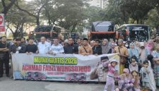 Plt Kepala Disperkimhub Sumenep, Achmad Dzulkarnain, saat melepas rombongan mudik gratis (Istimewa - garudajatim.com)