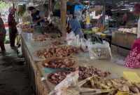 Daging ayam di pasar Anom Baru Sumenep (Za - garudajatim.com)