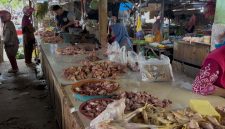 Daging ayam di pasar Anom Baru Sumenep (Za - garudajatim.com)