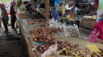 Daging ayam di pasar Anom Baru Sumenep (Za - garudajatim.com)