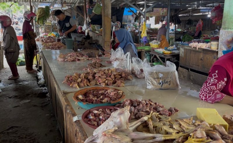 Daging ayam di pasar Anom Baru Sumenep (Za - garudajatim.com)