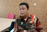 Kepala Diskominfo) Kabupaten Sumenep, Indra Wahyudi, saat di wawancarai (Istimewa - garudajatim.com)