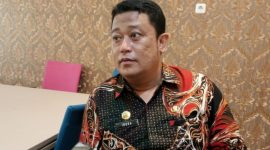 Kepala Diskominfo) Kabupaten Sumenep, Indra Wahyudi, saat di wawancarai (Istimewa - garudajatim.com)