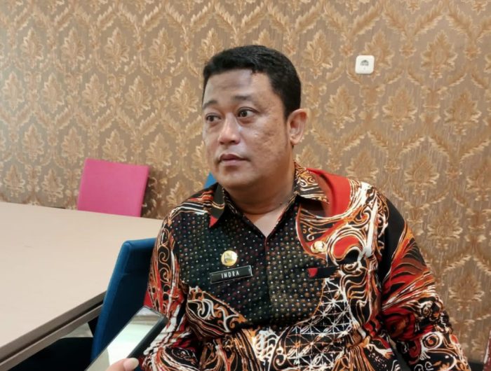 Kepala Diskominfo) Kabupaten Sumenep, Indra Wahyudi, saat di wawancarai (Istimewa - garudajatim.com)