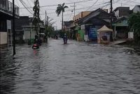 Jalan jantung kota Sumenep terendam banjir (Za - garudajatim.com