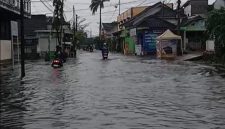 Jalan jantung kota Sumenep terendam banjir (Za - garudajatim.com