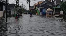 Jalan jantung kota Sumenep terendam banjir (Za - garudajatim.com