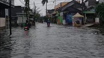 Jalan jantung kota Sumenep terendam banjir (Za - garudajatim.com
