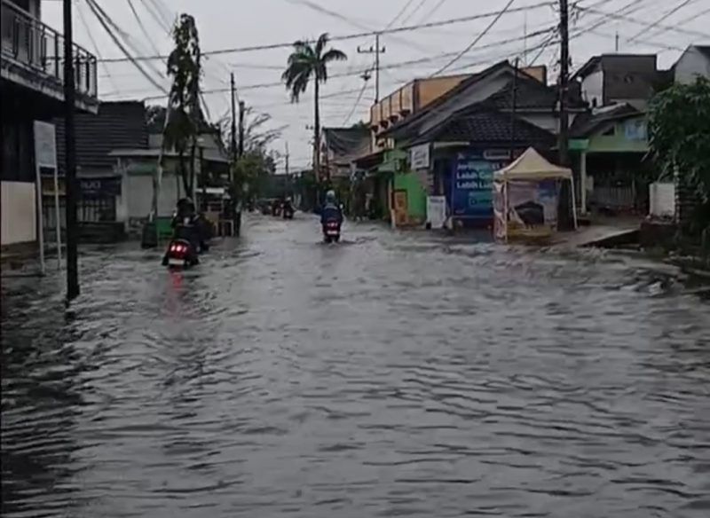 Jalan jantung kota Sumenep terendam banjir (Za - garudajatim.com
