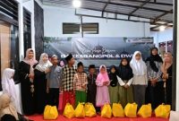 Bakesbangpol Sumenep saat menggelar acara santunan anak yatim (Za - garudajatim.com)