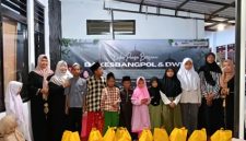 Bakesbangpol Sumenep saat menggelar acara santunan anak yatim (Za - garudajatim.com)